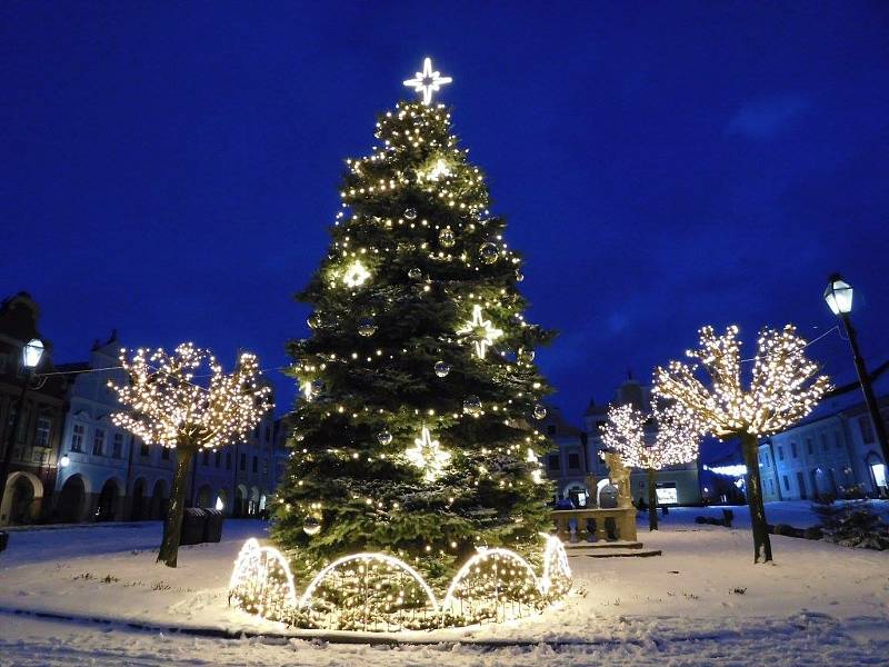 Krásný vánoční strom zdobí i Telč.