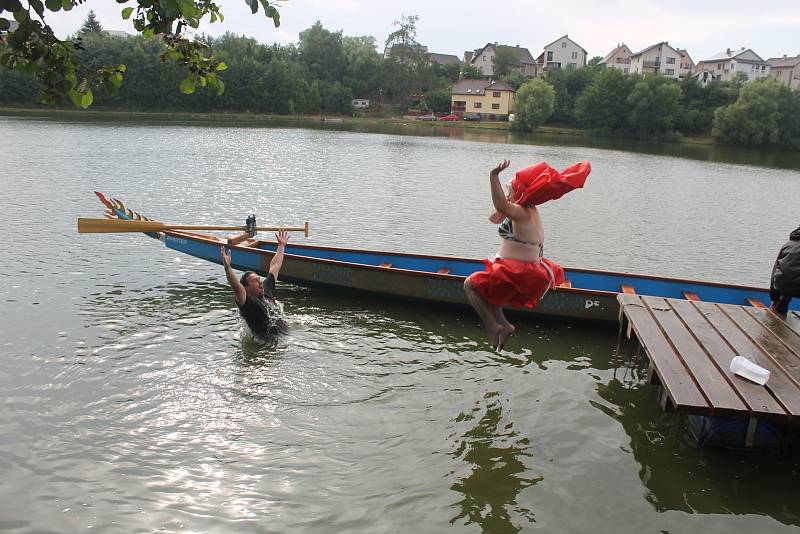 Závody dračích lodí provází vždy dobrá nálada.