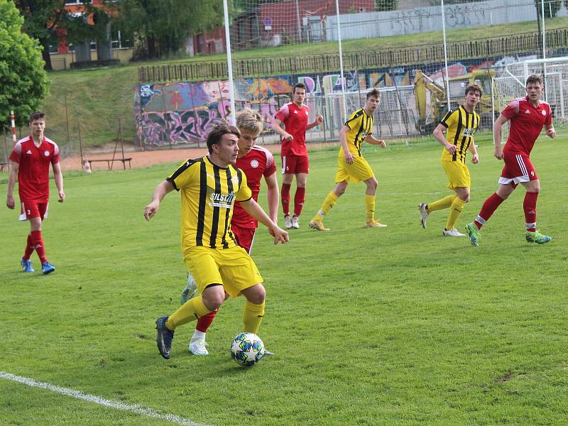 Ve šlágru 22. kola krajského přeboru Vysočiny se v existenčním duelu střetly Sokol Bedřichov (ve žlutém) a HFK Třebíč.