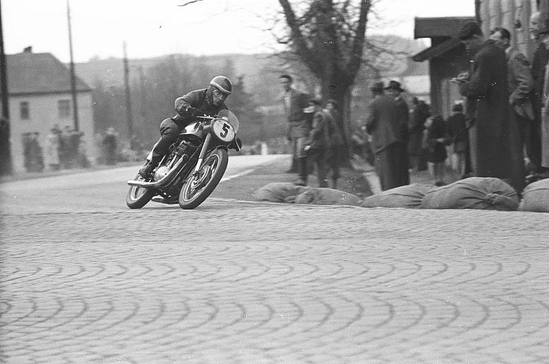 Motocyklový závod v krajské Jihlavě v roce 1954. V něm se představily ty největší hvězdy českého motocyklového sportu.