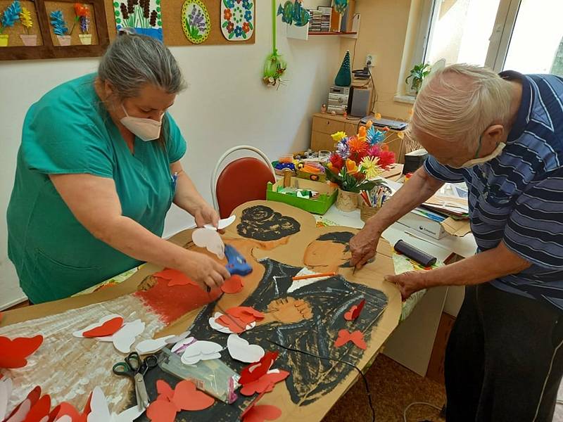 Senioři z domova v Lesnově se připravují na Letní ples a tento týden si klienti ICSS užili i návštěvy.