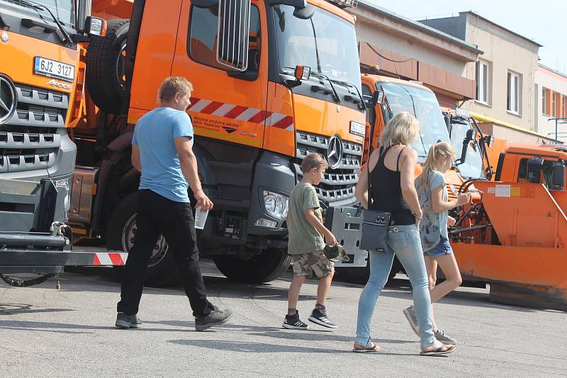 Součástí Cestářského rodea byla jízda zrušnosti i výstava techniky.