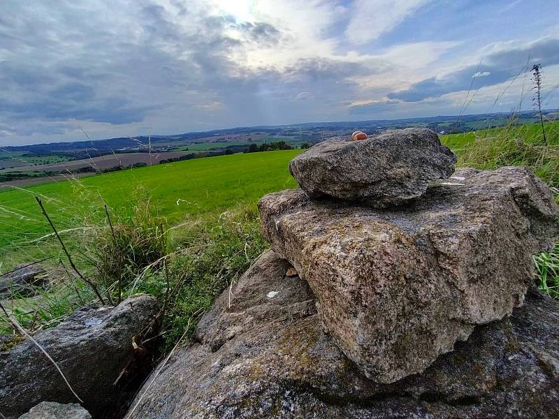 Krásné podzimní dny vybízí k procházkám po okolí. Třeba na Šibeniční vrch nad Třešť.