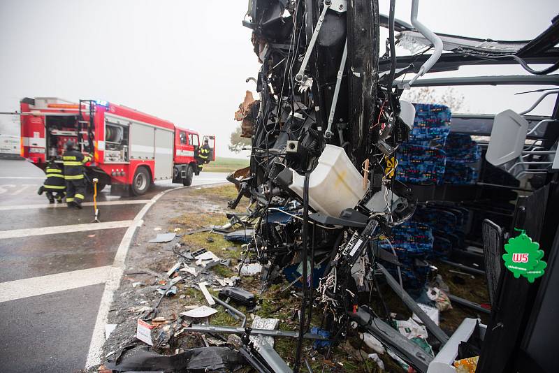 Dopravní nehoda linkového autobusu s kamionem na křižovatce silnice II/602 a II/351 mezi Vysokými Studnicemi a Řehořovem.