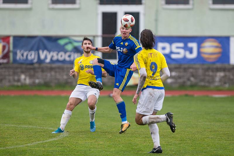 Fotbalisté juniorky FC Vysočina Jihlava (v modrém) inkasovali od rezervy Slovácka málo vídaných osm branek.