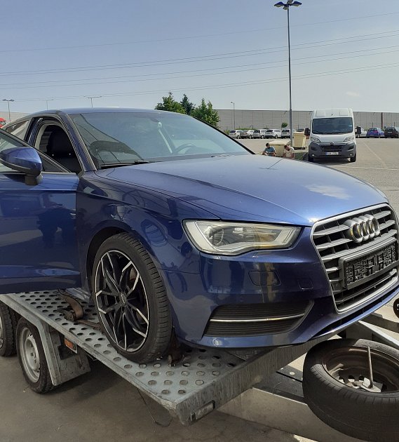 Cizinec v Audi A3 převážel drogy pro boxera. Chytili ho vysočinští celníci na D1