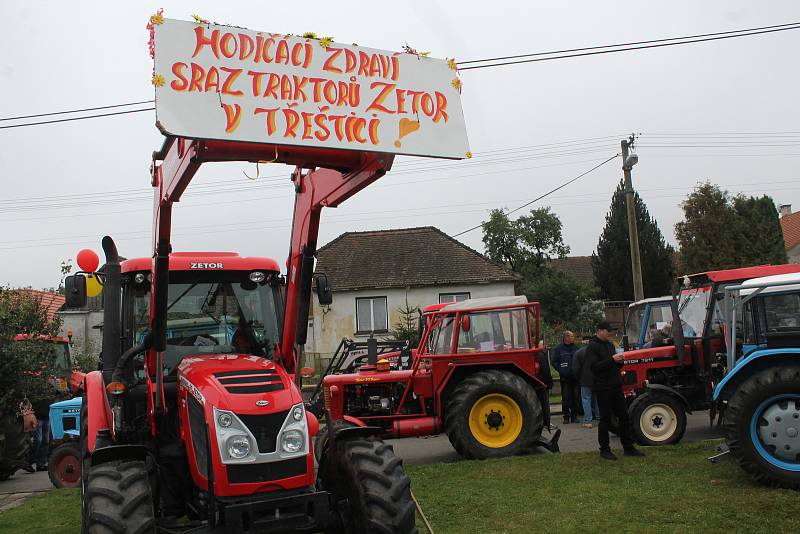 Kousky z padesátých let, ale i moderní traktory z nového tisíciletí. Taková byla spanilá jízda Zetorů v neděli odpoledne na třeštické návsi.