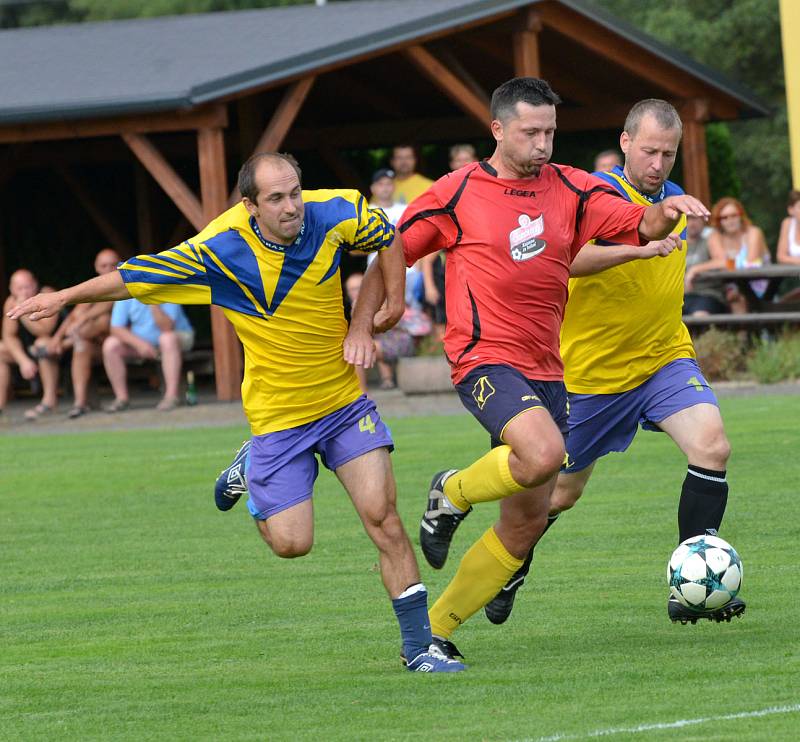 Fotbalisté Batelova (v červeném).