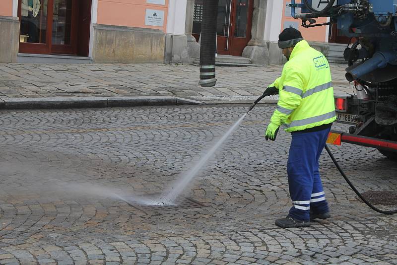 Čištění kanálů, chodníků i silnic nebo odtahy aut. To vše každoročně patří k blokovému čištění ulic krajského města.