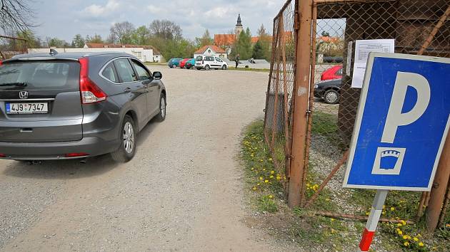 Placený parking. Na novou možnost parkování v Hradecké ulici upozorňují i cedule. Mají přibýt další. 