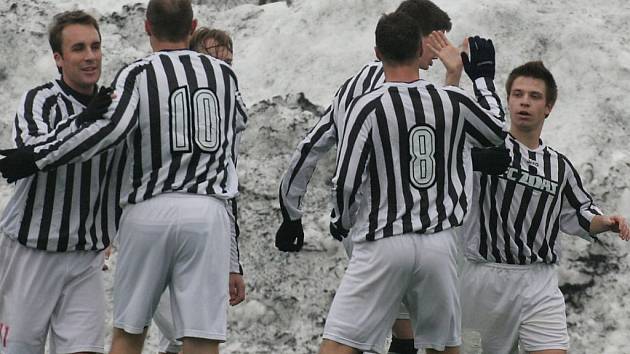 Fotbalisté Žďáru (zleva Radim Chmelíček, Martin Horák, Vojtěch Zedníček, Jakub Šindelka, Daniel Bratršovský a Jiří Bureš) mají po podzimních pětadvaceti bodech důvod ke spokojenosti.