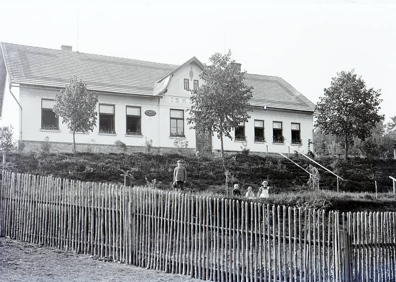 V Hrbově se vyučovalo začátkem 19. století po domech. Nová škola vyrostla roku 1880.  Před 1. světovou válkou byla budova zbořena a postavena nová. Koncem 30. let minulého století ji navštěvovalo na 50 žáků.
