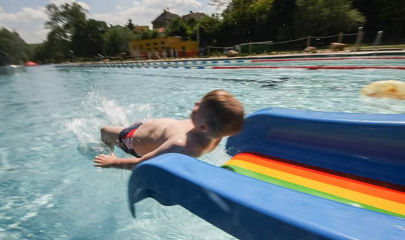 Na Vysočině 1. června zahájila sezonu první letní koupaliště. Lidé se mohli vykoupat v Lukách nad Jihlavou na Jihlavsku (na snímku) a v Moravských Budějovicích na Třebíčsku.