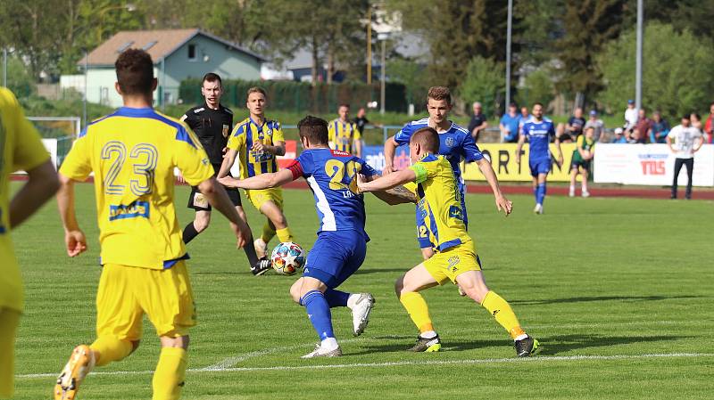 V závěrečném kole letošního ročníku FORTUNA:NÁRODNÍ LIGY přivezli fotbalisté Jihlavy (v modrém) z Varnsdorfu bod za remízu 0:0.