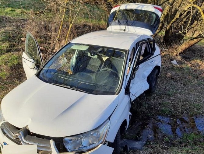 V Jihlavě se srazila dvě auta. Řidiče i řidičku převezli zdravotníci do nemocnice.