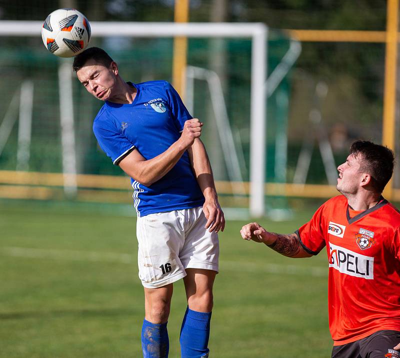 V nedělním dopoledním utkání 13. kola krajského přeboru mezi fotbalisty domácího Sapeli Polná (v červených dresech) a Novou Vsí se z výhry 2:1 radoval hostující celek.