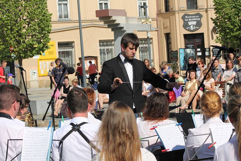 Ve čtvrtek v 16 hodin začal hudební festival Hudba tisíců - Mahler 2017. Akci zahájil dechový orchestr Tutti ze Základní umělecké školy v Jihlavě pod vedením dirigenta Jana Noska.