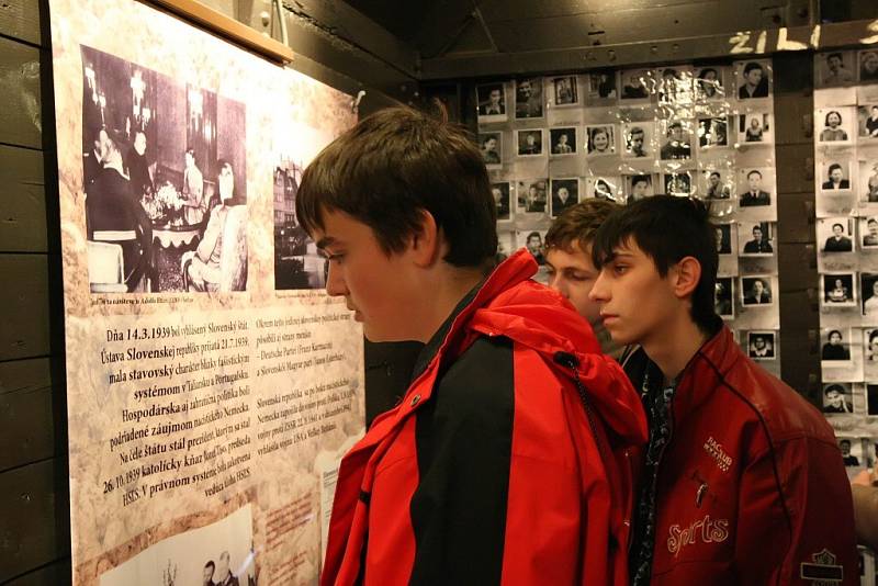 Projekt vagón, tak se jmenuje ojedinělá putovní výstava ve vlaku, jejímž cílem je připomenout návštěvníkům 66. výročí začátku deportací slovenských Židů. K vidění je bezpočet fotografií a dokumentů z období holocaustu.