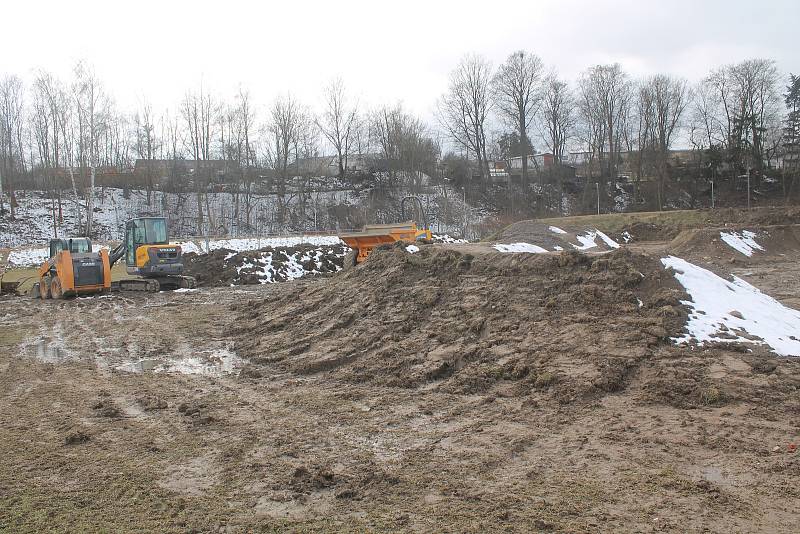 Stavba jihlavského pumptracku se v druhé polovině března na necelý týden zastavila kvůli návratu zimy.