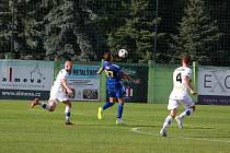 Vyrovnávací gól na 1:1 vsítil v Líšni jihlavský středopolař Lukáš Fila (v modrém). Také díky této brance přivezla Vysočina domů cenné vítězství a tři body.