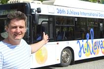 Festivalový trolejbus je po dvouleté pauze zpět, představil ho ředitel Mezinárodního festivalu dokumentárních filmů Ji.hlava Marek Hovorka.