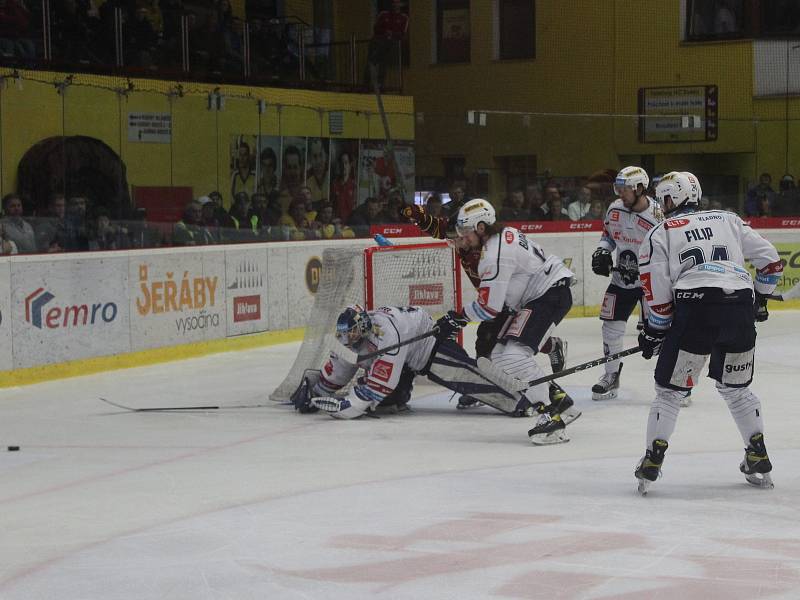 Třetí utkání baráže o extraligu mezi Duklou Jihlava a Rytíři Kladno (v bílém).