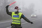 Policisté a vojáci kontrolovali na silnici I/38 u Zvonějova mezi Jihlavou a Havlíčkovým Brodem dodržování nových protiepidemických opatření omezujících volný pohyb mezi okresy.
