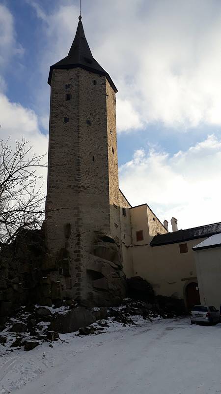 Hrad Roštejn se stal cílem několika desítek turistů, krásné počasí lákalo k prozkoumávání okolí hradu.