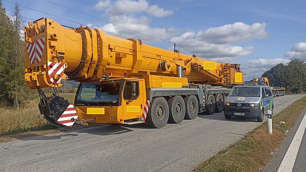 Firma riskla převoz obřího jeřábu bez povolení. Na Vysočině dostala obří pokutu