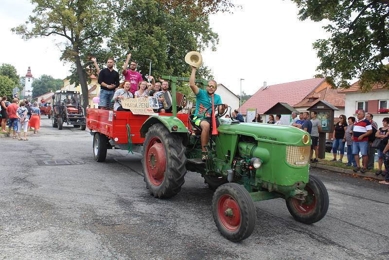 Spanilé jízdy Kamenicí se účastní každý rok více a více traktorů. Při letošním pátém ročníku jich už bylo kolem devadesátky.