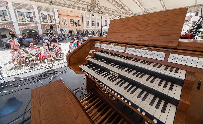 Koncert ZUŠ Telč na náměstí Zachariáše z Hradce.