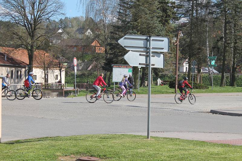 Cyklostezka z krajského města do Luk nad Jihlavou byla o víkendu plná lidí.