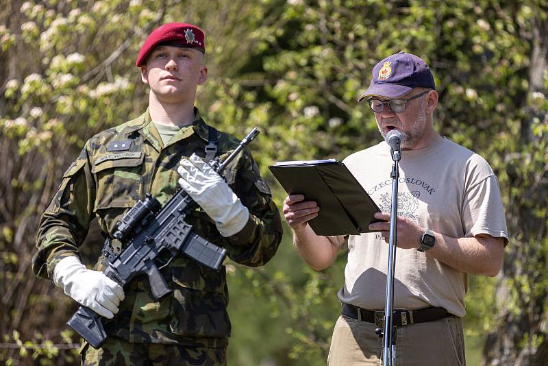 Vzpomínková akce k 80. výročí seskoku paraskupiny Out distance k 77. výročí konce 2. sv. války v Ořechově u Telče.