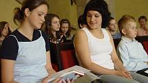Děvčata prohlížejí rakouský jazykový diplom.