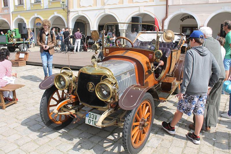 Nejstaršímu vozu na telčském náměstí bylo 107 let.