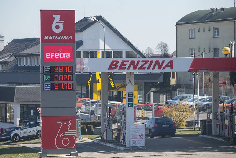 Ceny pohonných hmot na čerpací stanici Benzina v neděli 5. dubna 2020 ve Velkém Meziříčí.