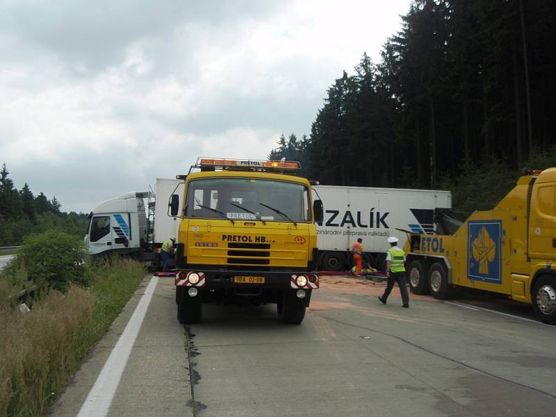 Před půl dvanáctou hodinou se podařilo kamion dostat pomocí lan a autojeřábů na kola.