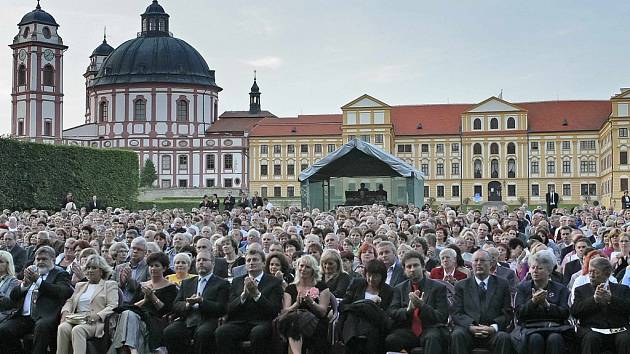 Zámecký areál v Jaroměřicích nad Rokytnou na Třebíčsku každoročně láká nejen turisty, ale také posluchače vážné hudby letním festivalem Petra Dvorského. Koncerty této hudební přehlídky se vesměs odehrávají v areálu zámecké zahrady pod širým nebem.