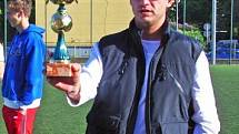 Kapitán jihlavského týmu malé kopané Lukáš Zapletal s trofejí.