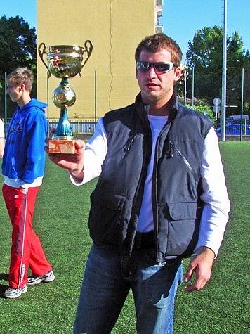 Kapitán jihlavského týmu malé kopané Lukáš Zapletal s trofejí.