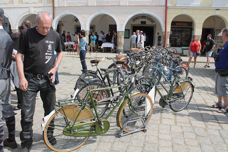 Nejstaršímu vozu na telčském náměstí bylo 107 let.