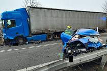 Ve středu 8. března odpoledne se srazilo u Vílance na Jihlavsku nákladní auto s osobním. Řidič osobního auta vážným zraněním podlehl.