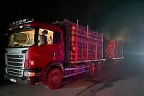 Policisté kontrolovali nákladní auta ve dne i v noci. Tři řidiči odmítli najet na váhy a každého z nich to vyšlo na sto tisíc korun.