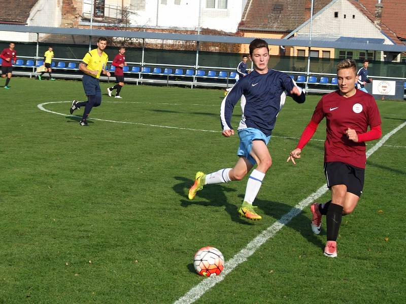 Starší dorostenci HFK Třebíč (v modrém) začali na půdě brněnské Sparty slibně, ale na vedoucí gól Benceho už nenavázali a naopak šestkrát inkasovali.