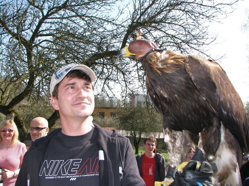 Velikonoční program pro děti přilákal do jihlavské zoologické zahrady stovky malých i velkých návštěvníků. Pořadatelé připravili slavnostní křtiny samičky orla skalního, jehož kmotrem byl známý herec Saša Rašilov.