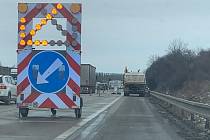 Na D1 na 124,6 kilometru ve směru na Prahu, je na silnici poškozený panel.