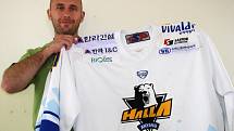 Světlý dres Anyang Halla s medvědem ve znaku si Pavel Falta schoval na památku. Korejský celek jej používal při zápasech na ledě soupeře.