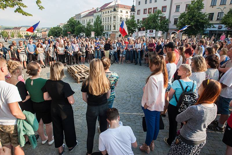 Na Masarykově náměstí v Jihlavě se 5. června sešli lidé na demonstraci proti premiérovi Andreji Babišovi a chystané vládě s podporou komunistů.