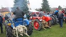 Kousky z padesátých let, ale i moderní traktory z nového tisíciletí. Taková byla spanilá jízda Zetorů v neděli odpoledne na třeštické návsi.