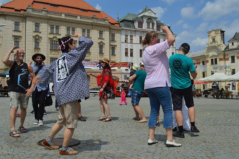 Druhý ročník multikulturního festivalu přilákal v sobotu na jihlavské Masarykovo náměstí řadu zvědavců. K vidění zde byly ukázky hudby a tance z různých koutů světa, jako  je Mexiko, Sýrie, Srbsko, Itálie i Afrika. Cílem celé akce bylo ukázat dětem i dosp